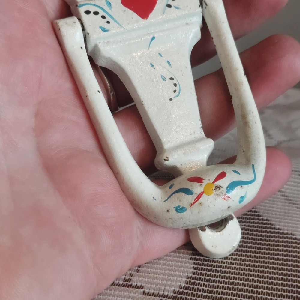 Vintage Cast Iron Door Knocker Hand Painted Folk Art Heart Floral White 5 Inch - Picture 3 of 5